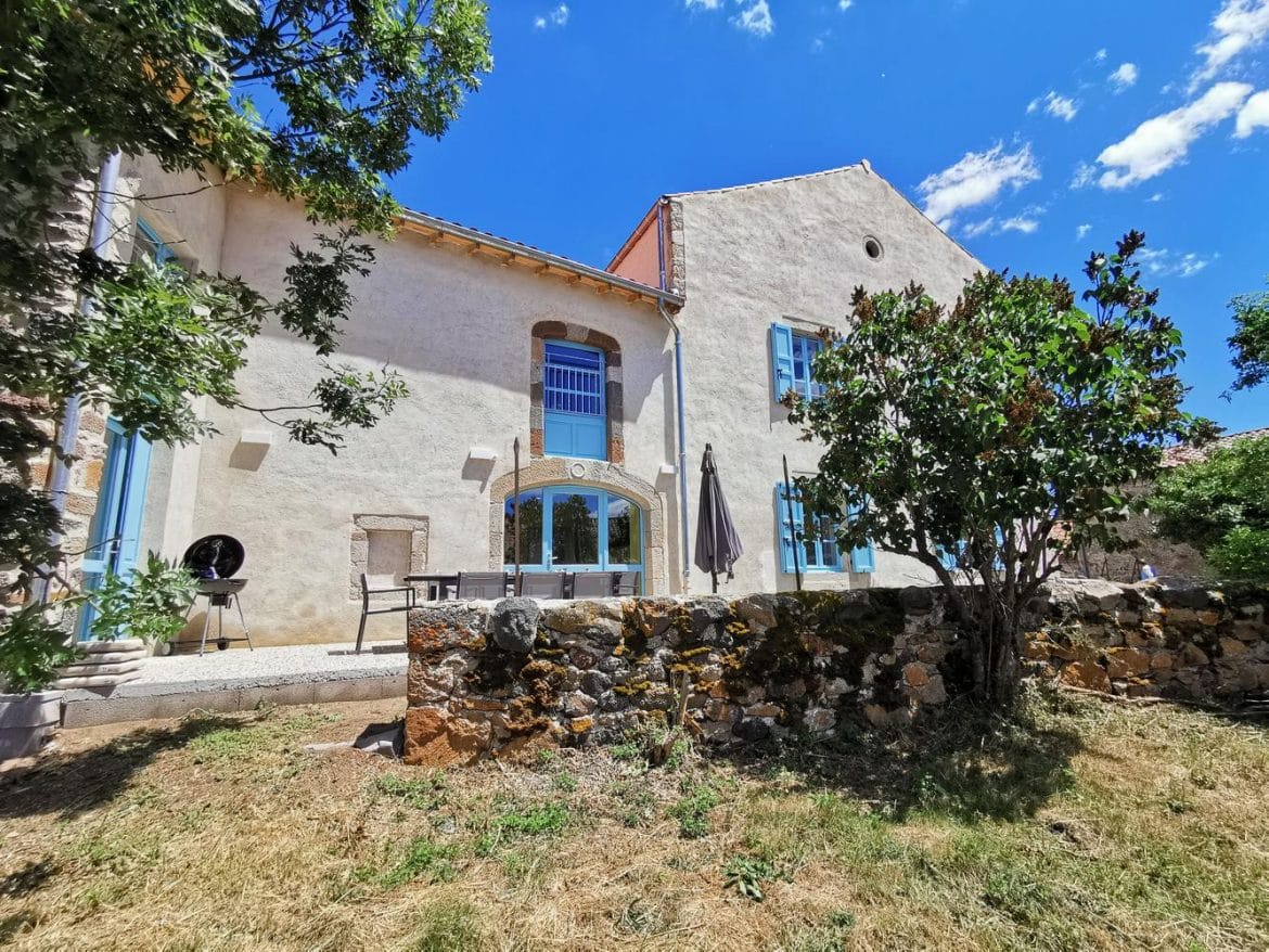 vue extérieure du gîte côté jardin et terrasse