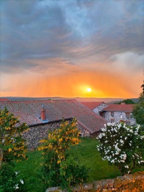 Coucher de soleil depuis l'une des chambres du gite Coucher de soleil depuis l'une des chambres du gite